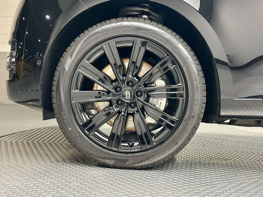 New 2027 Santorini Black Metallic Land Rover SE image 5