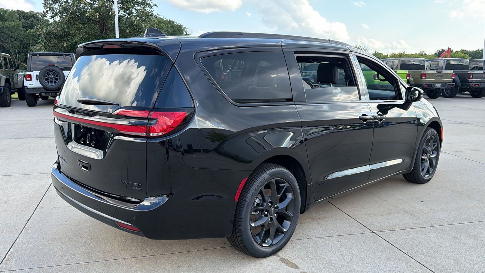 New 2027 Diamond Black Crystal Pearl-Coat Exterior Paint Chrysler Limited image 9