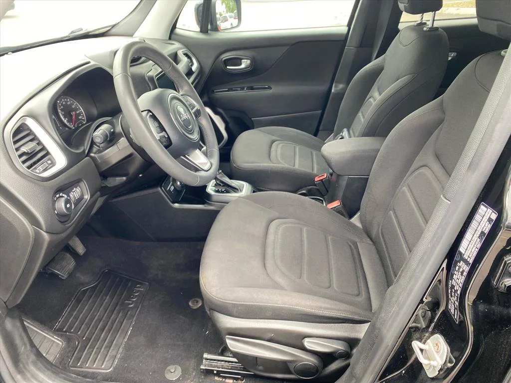 Used 2018 Black Jeep Latitude image 9