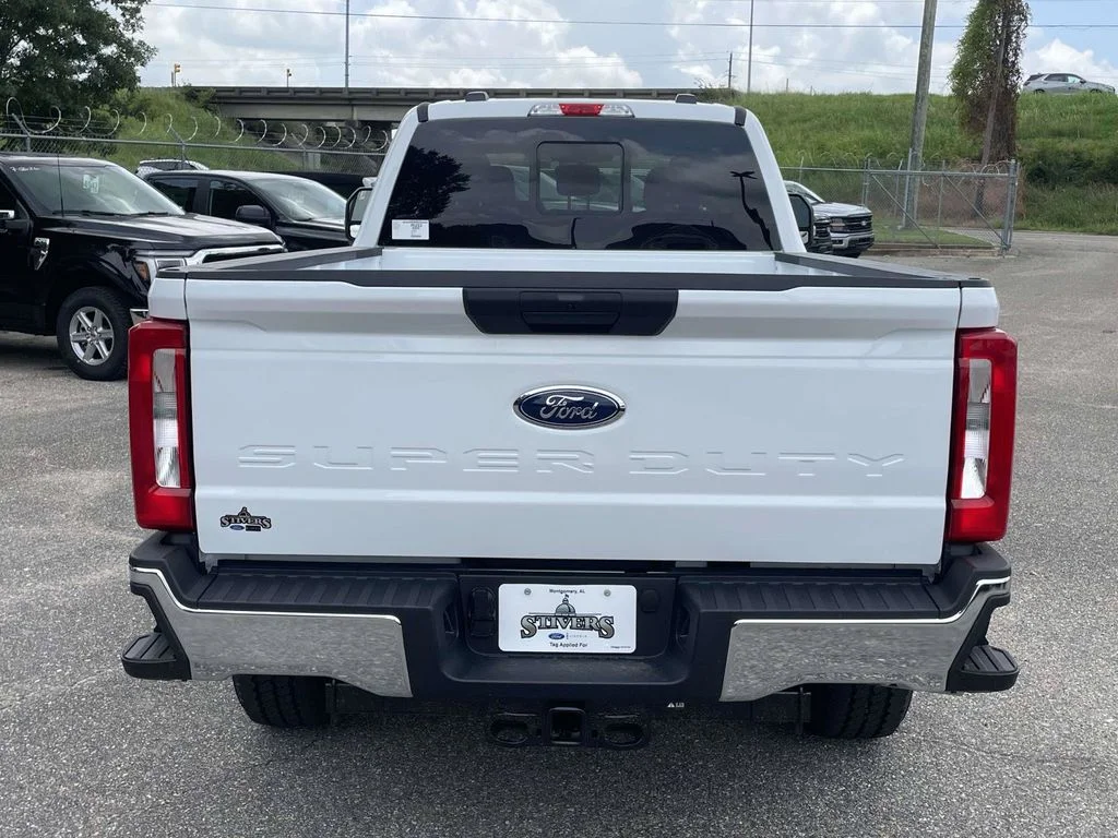 New 2026 Oxford White Ford XLT image 4