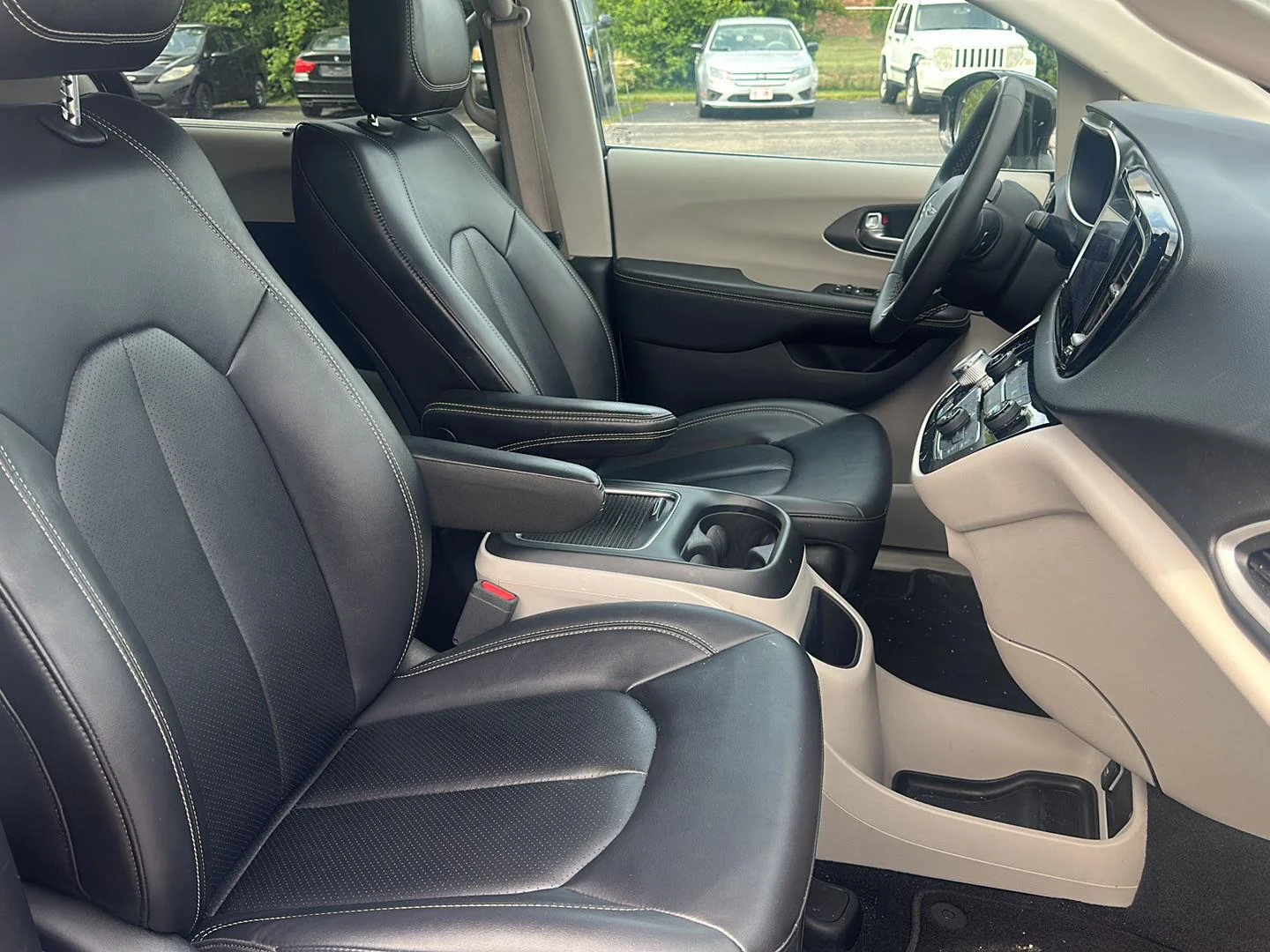 Used 2024 Diamond Black Chrysler Touring L image 19