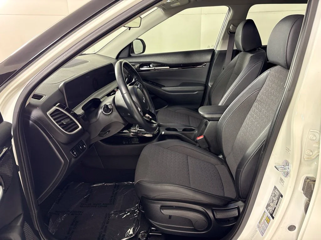 Used 2025 White Kia S image 27