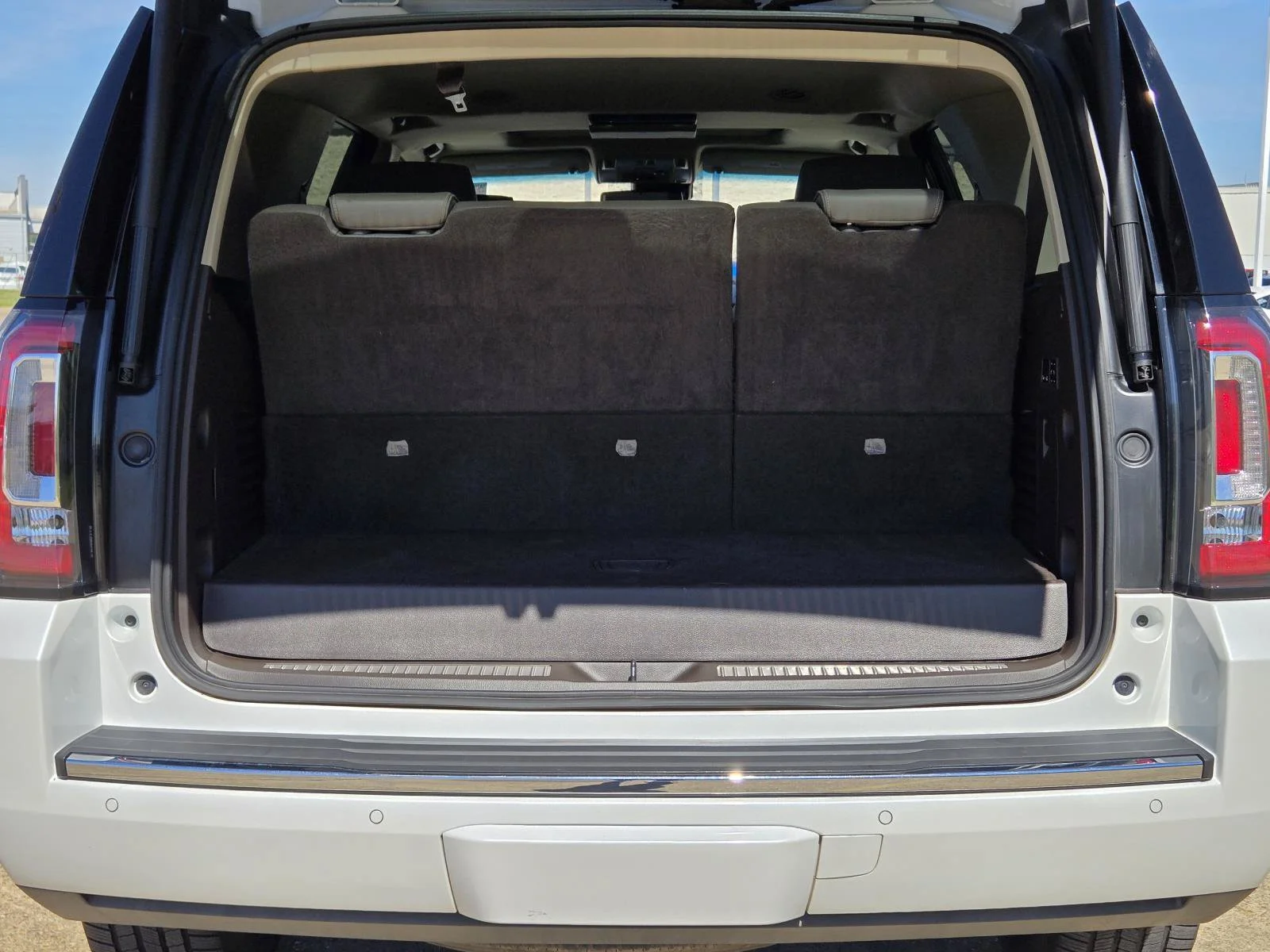 Used 2017 White Frost Tricoat GMC Denali image 12