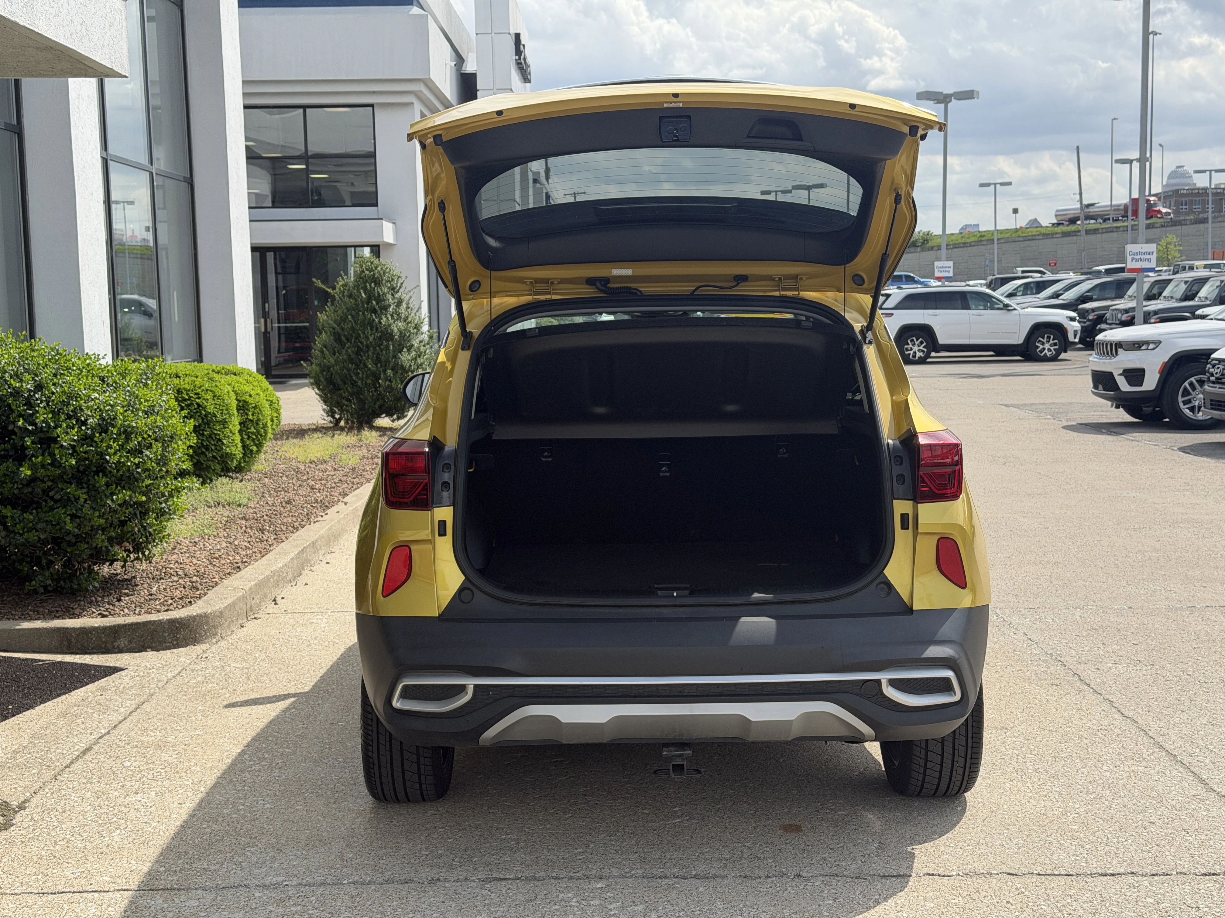 Used 2021 Starbright Yellow Kia SX image 11