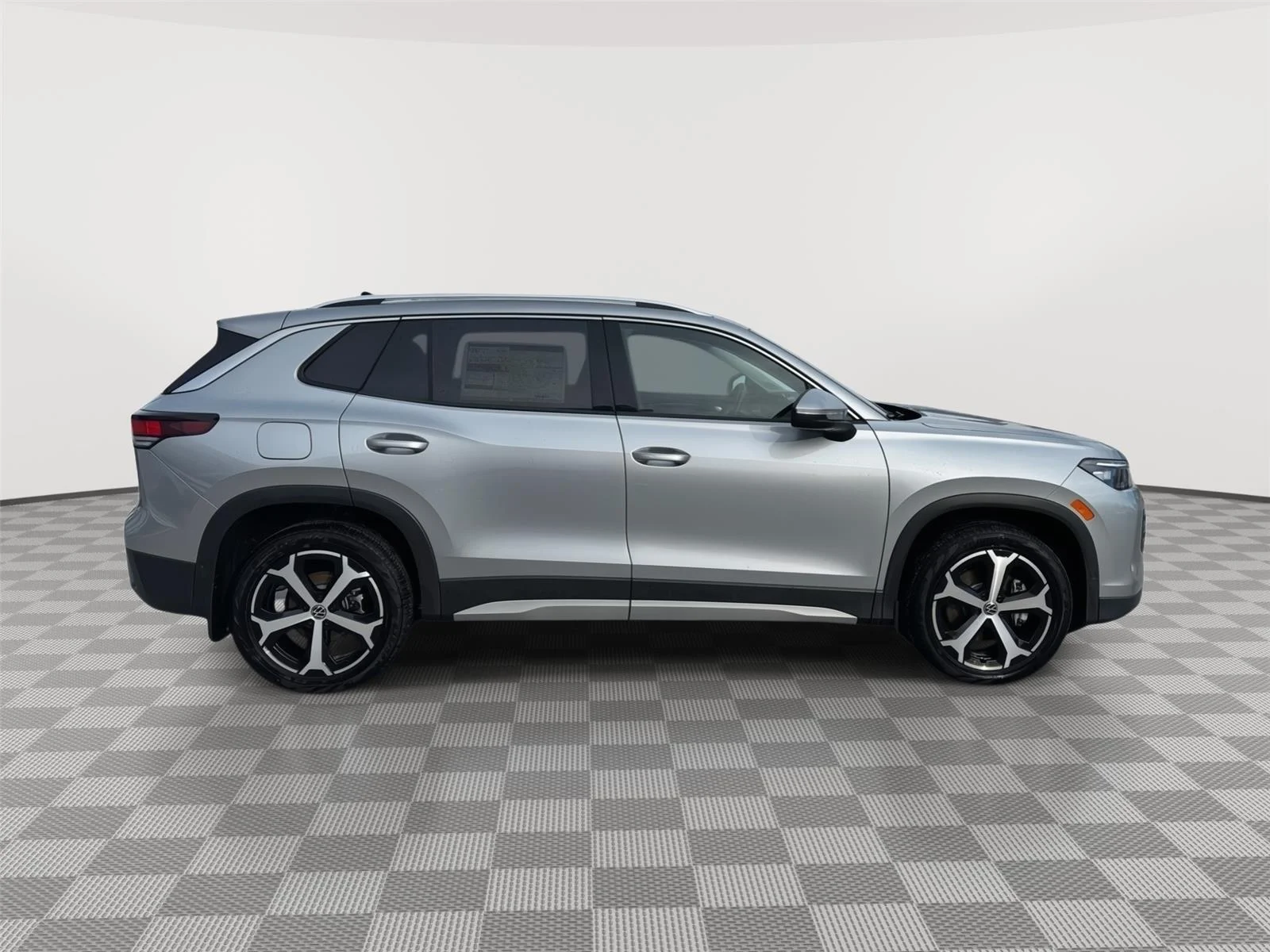 2025 Volkswagen Tiguan SE - Photo 12