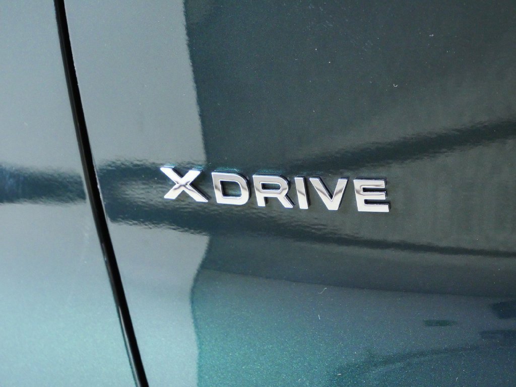 New 2027 Vancouver Green Metallic BMW  image 12