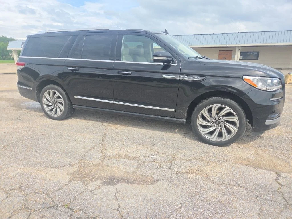 Used 2022 Black Lincoln Reserve image 10