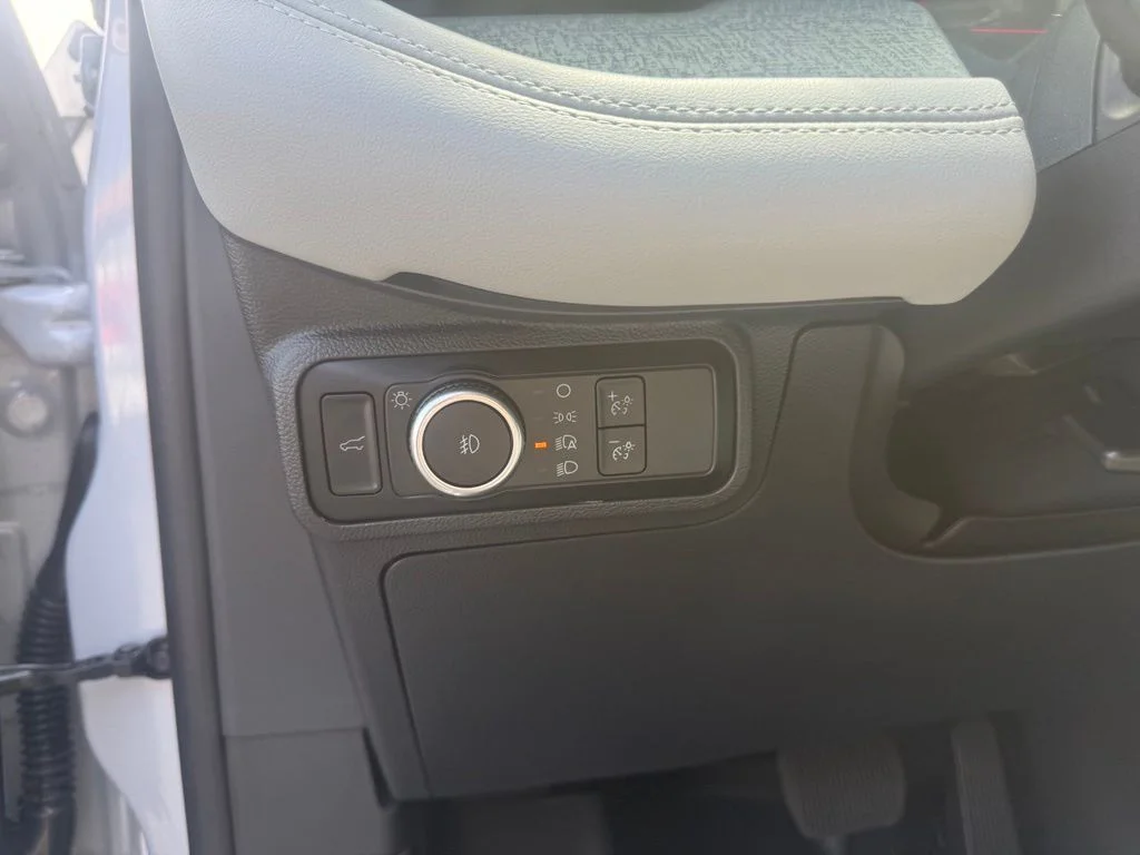 Used 2025 White Metallic Ford Platinum image 18