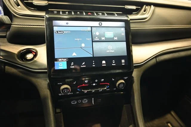 Used 2021  Jeep Overland image 15