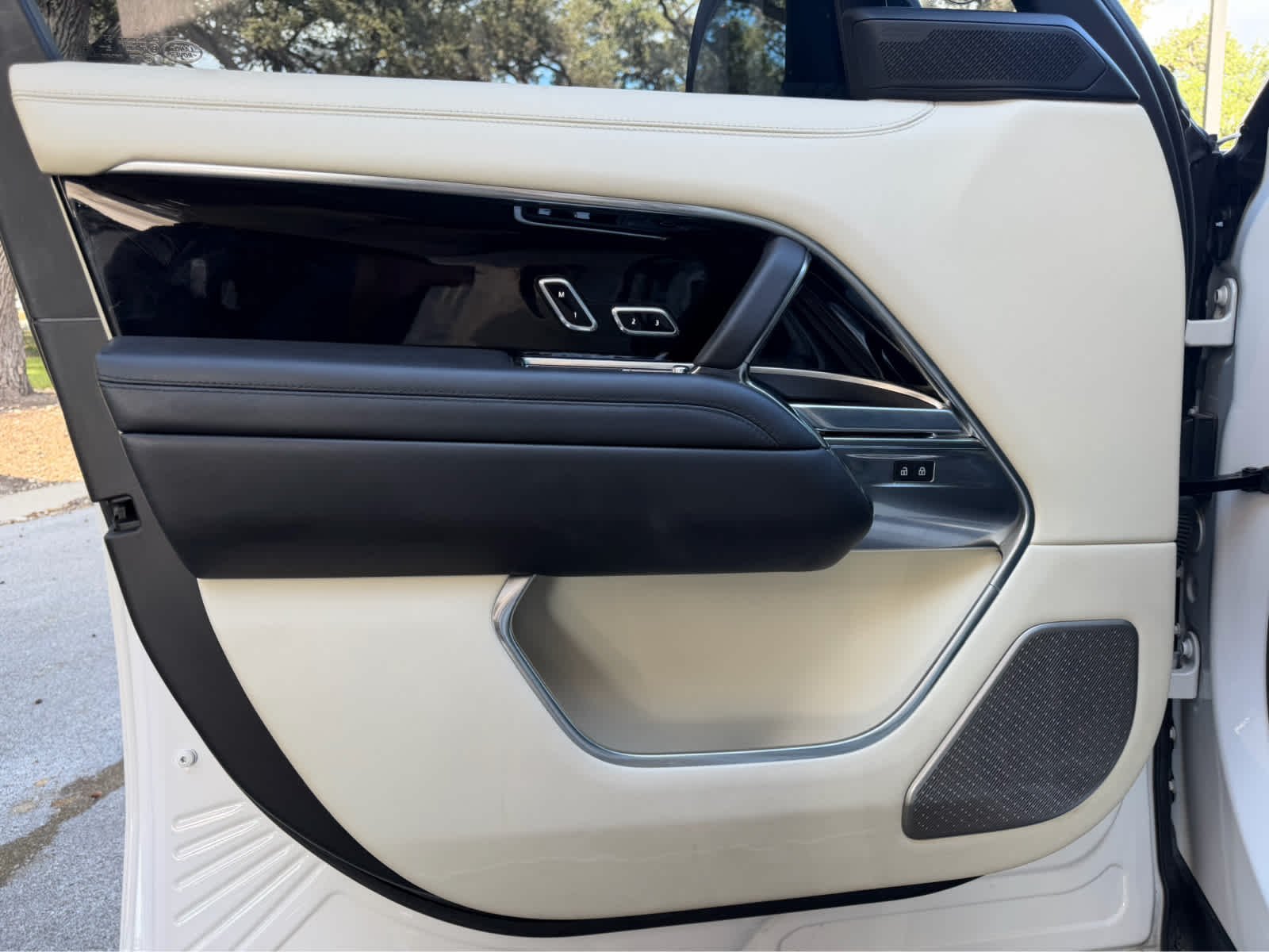 Certified Used 2024 Ostuni Pearl White Metallic Land Rover Autobiography image 20