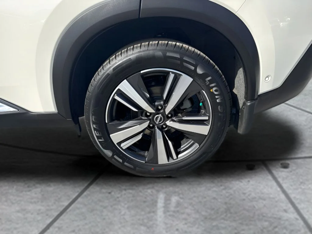 Used 2023 White Nissan Platinum image 27