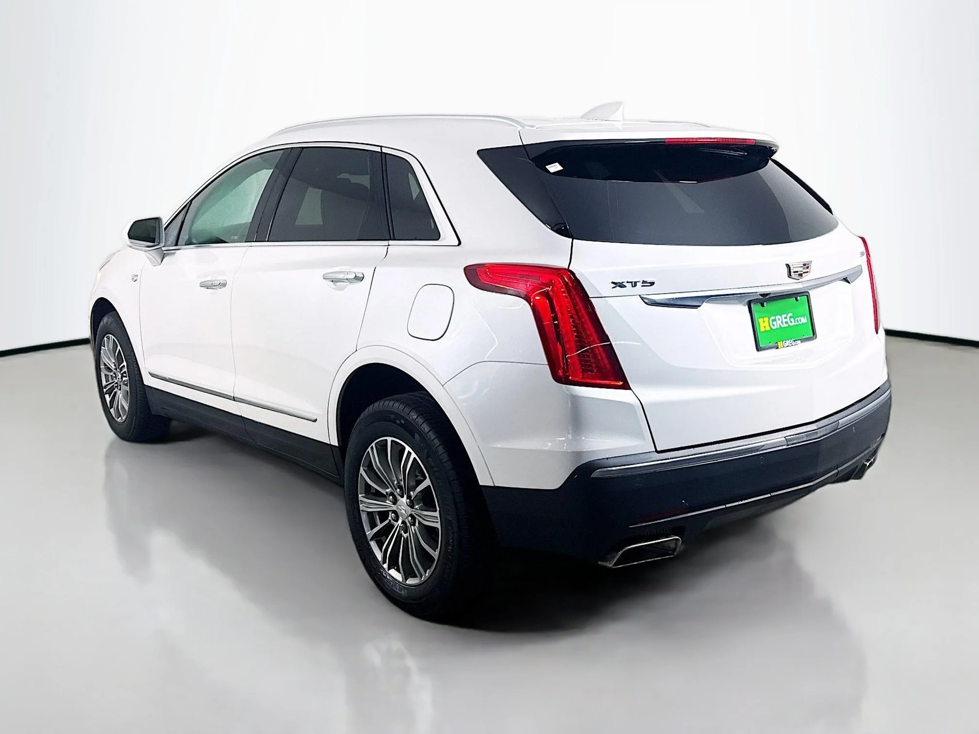 Used 2018 Crystal White Tricoat Cadillac Luxury FWD image 5