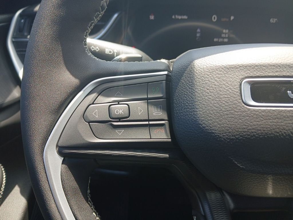 New 2026 Bright White Clear-Coat Exterior Paint Jeep Laredo image 14