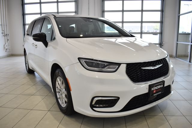 2024 Chrysler Pacifica Touring L's photo