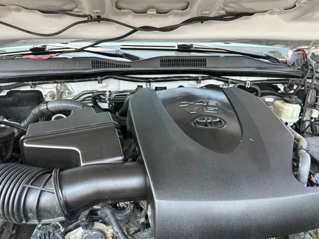 Used 2017 White Toyota SR5 image 31