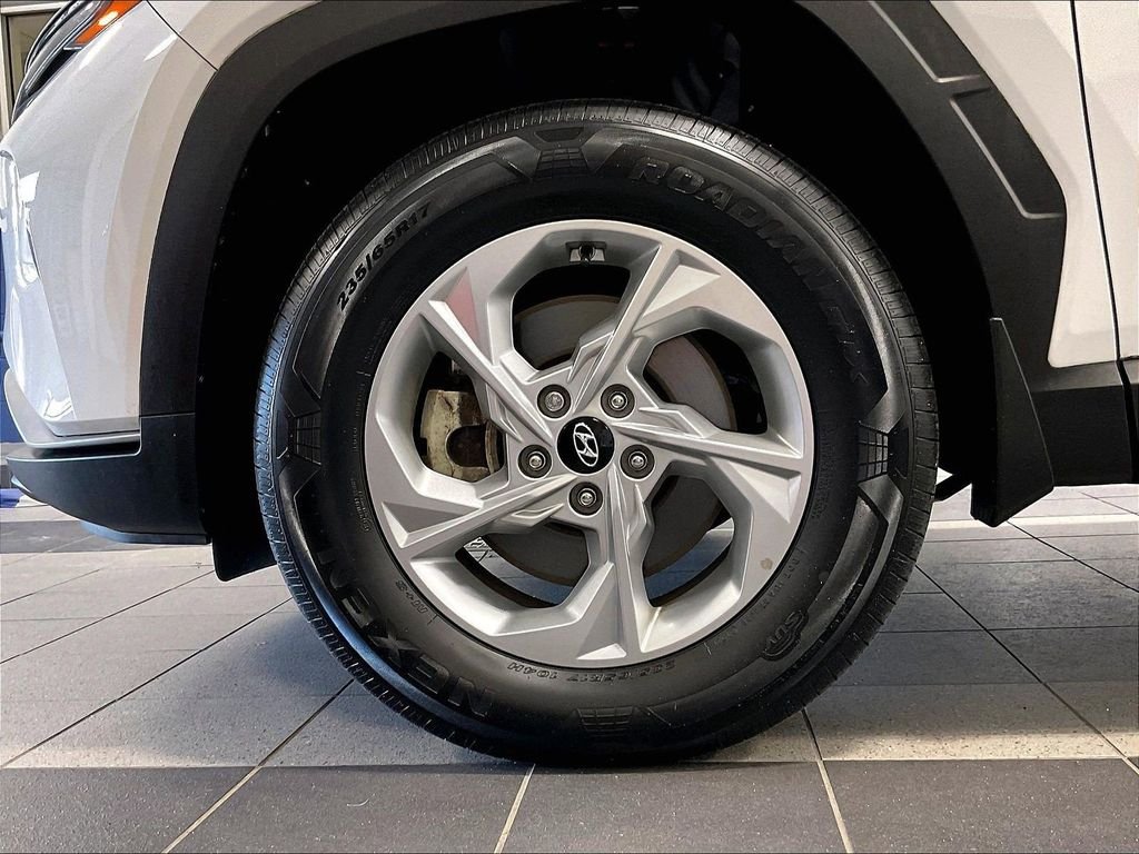 Used 2023 White Hyundai SE image 7