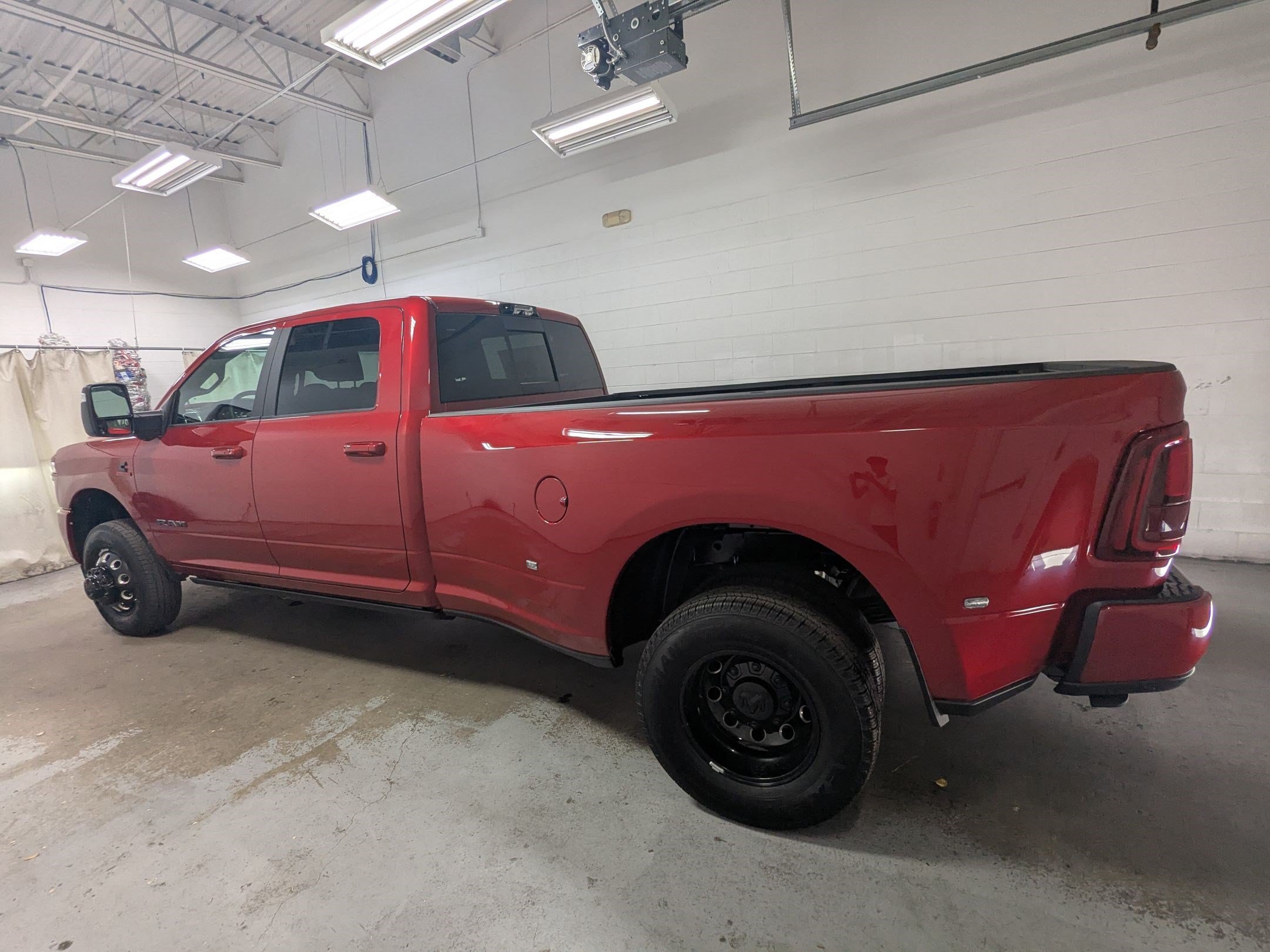 New 2026 Molten Red Pearl-Coat Exterior Paint RAM Laramie image 8