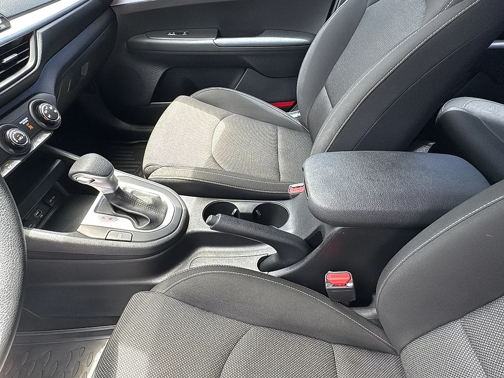 Used 2023 Snow White Pearl Kia  image 28