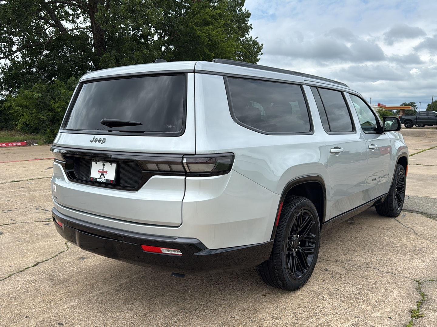 New 2026 Silver-Zynith Exterior Paint Jeep Limited Reserve image 7
