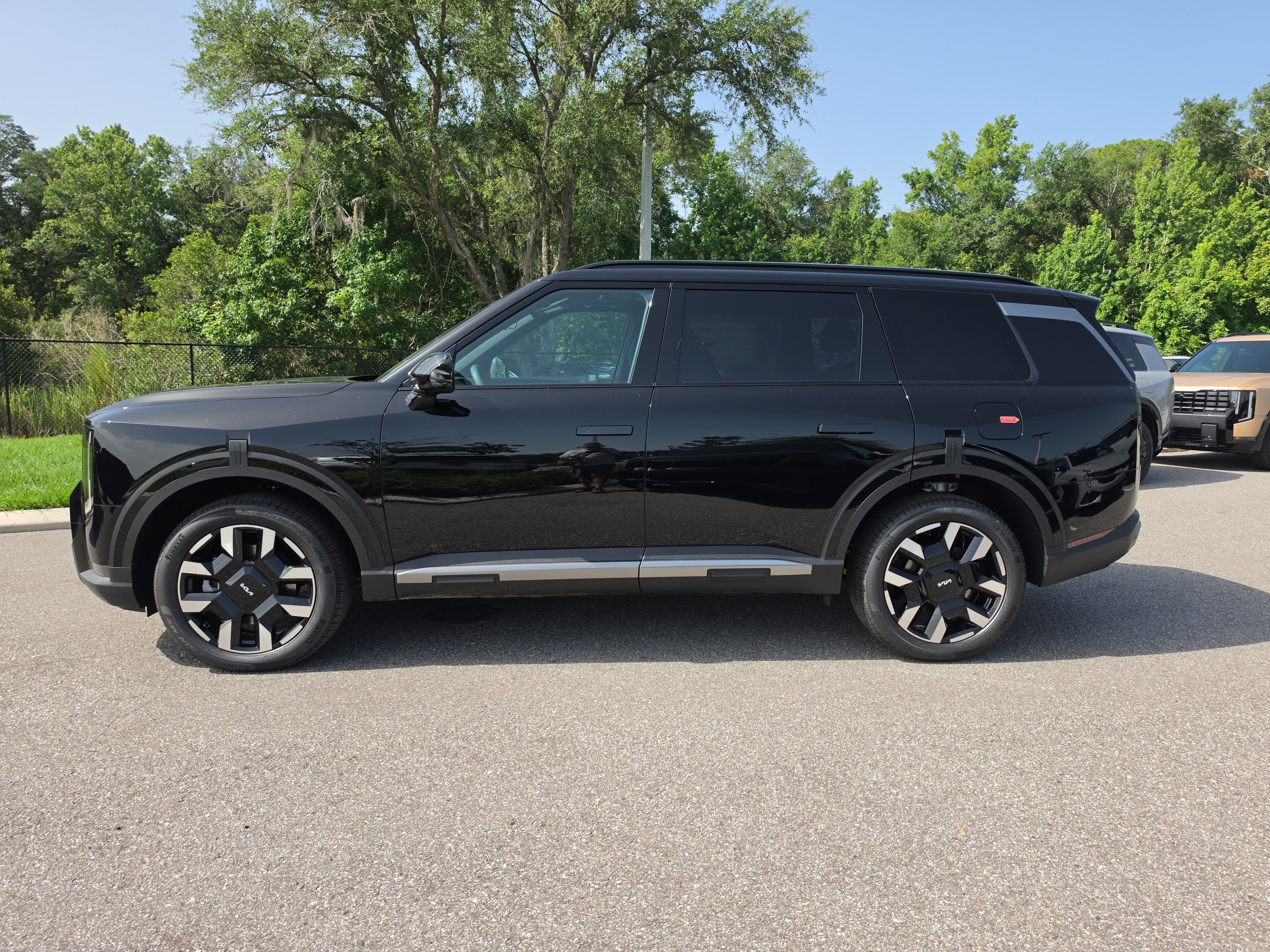 New 2027 Ebony Black Kia S image 5