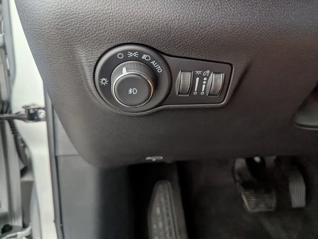 New 2026 Silver Zynith Metallic Clear-Coat Exterior Paint Jeep Latitude Altitude image 26