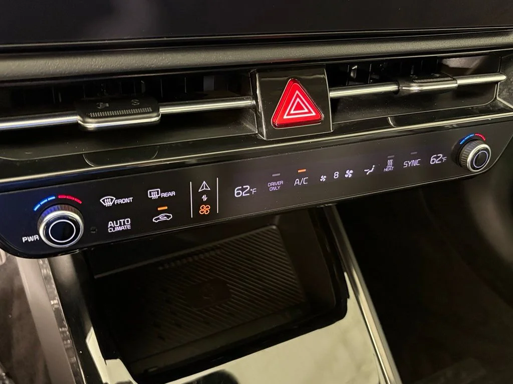 Used 2023 Snow White Pearl Kia Wind image 26