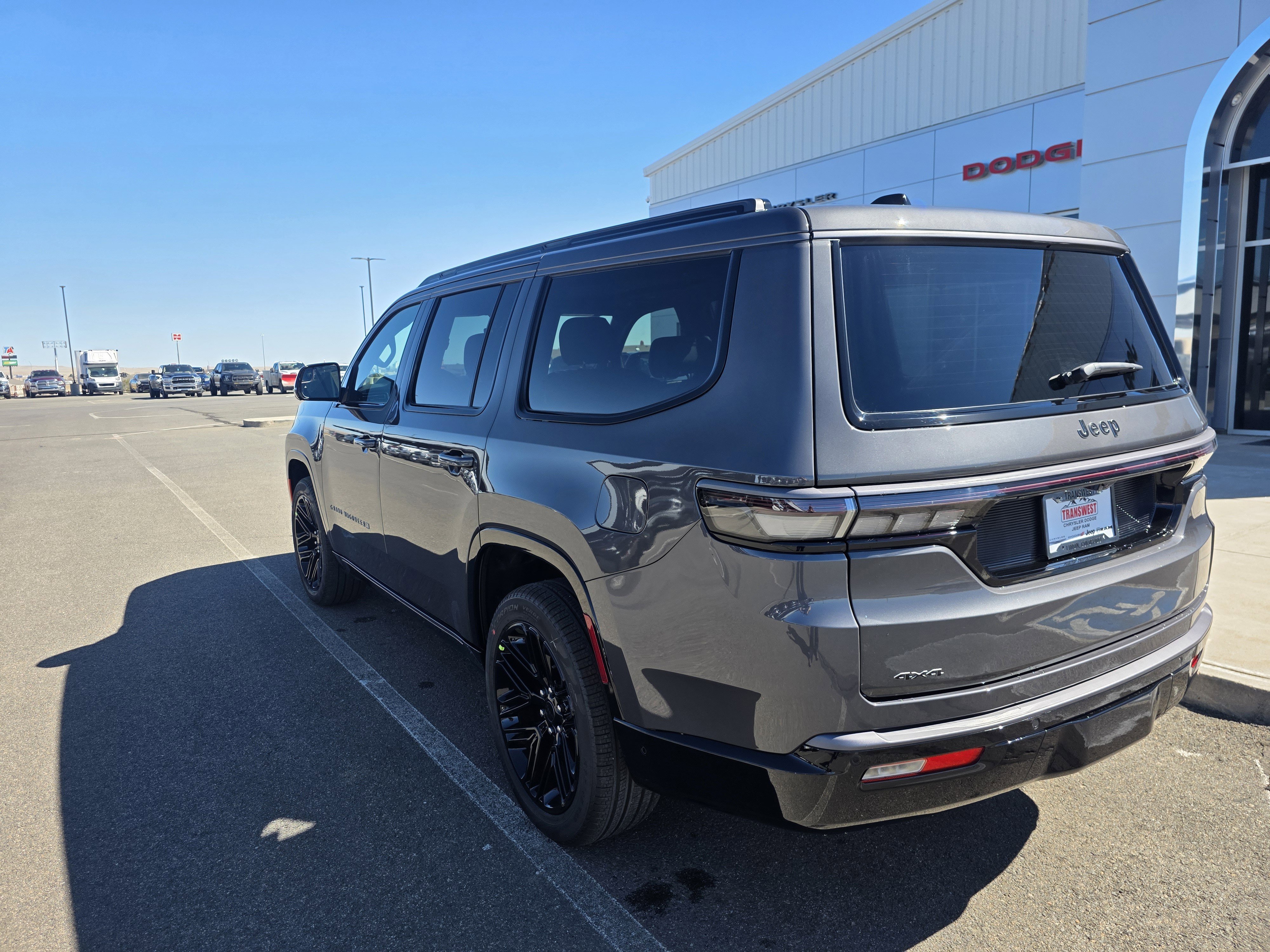 New 2026 Baltic-Gray Metallic Clear-Coat Exterior Paint Jeep Limited Reserve image 8