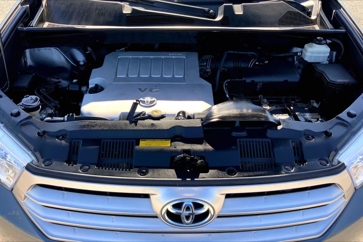Used 2013 Magnetic Gray Metallic Toyota SE image 31