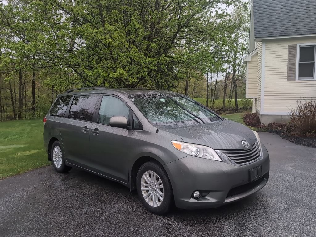 2014 Toyota Sienna XLE V6 7-Passenger Access Seat's photo