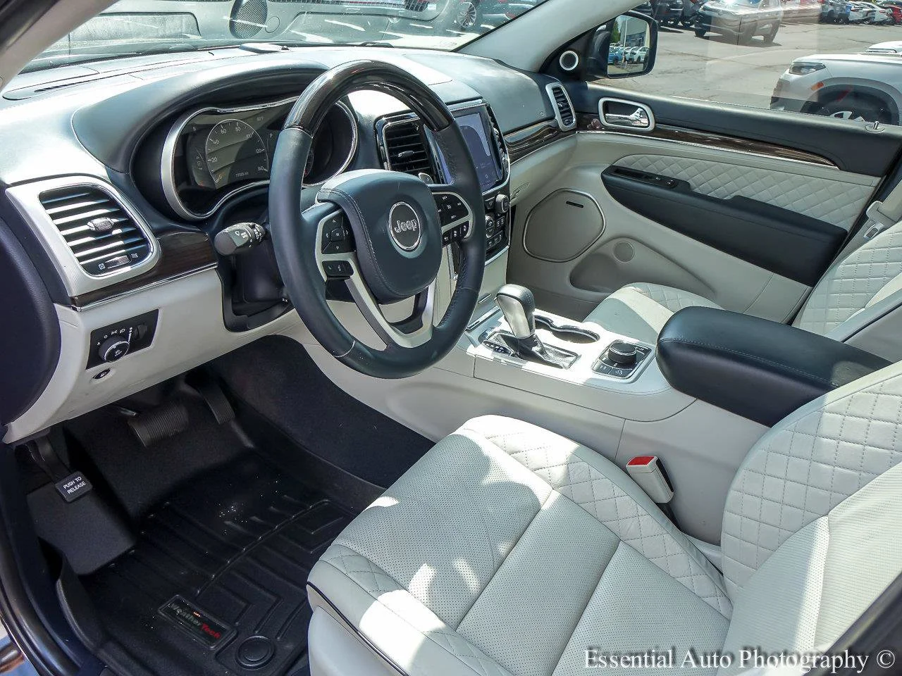Used 2020 Diamond Black Crystal Pearlcoat Jeep Summit image 8