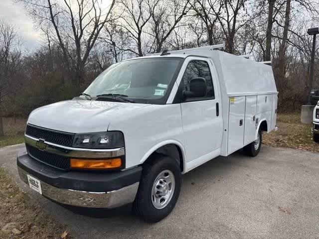 2025 Chevrolet Express Cutaway Base
