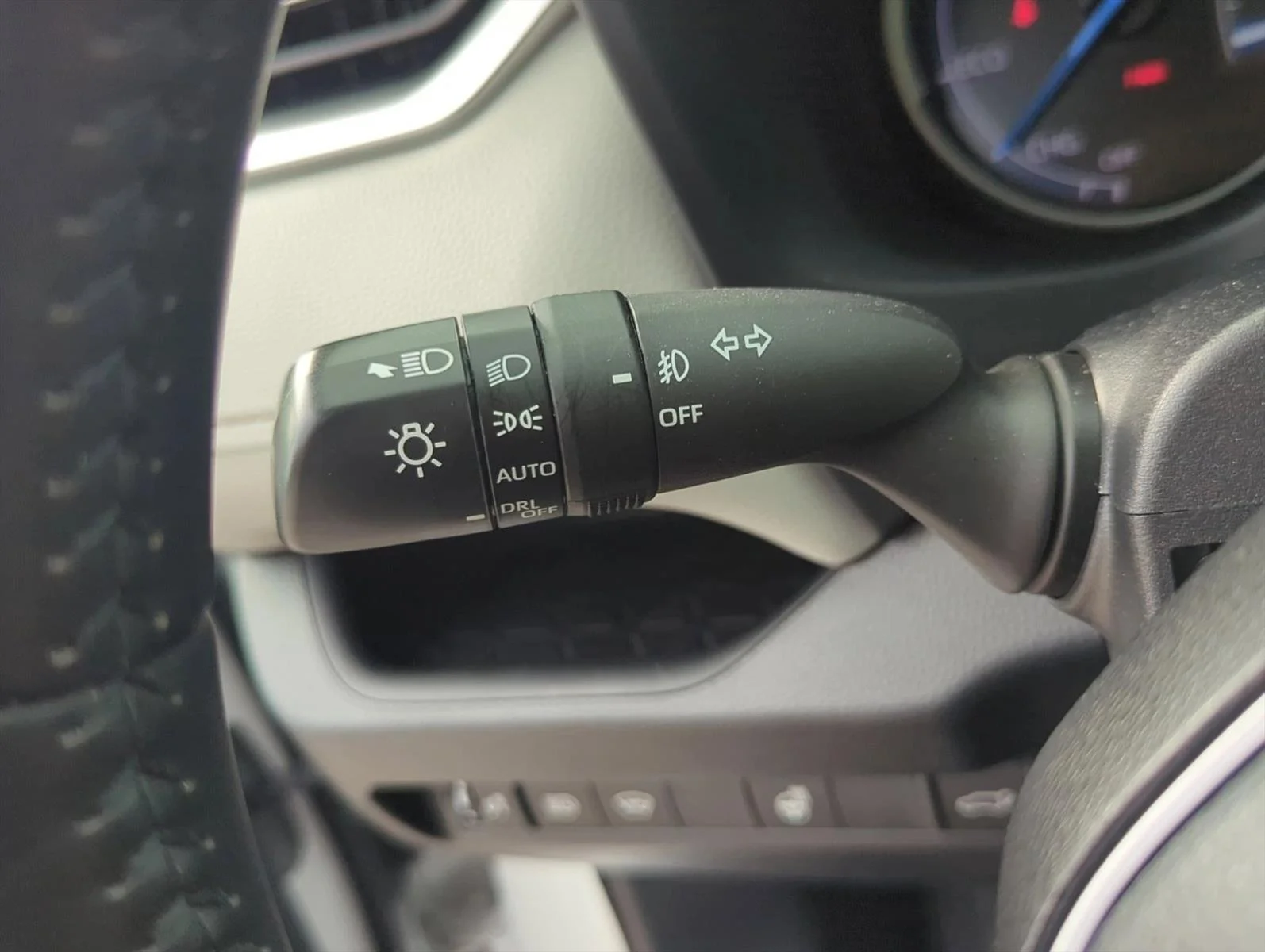 Used 2023 White Toyota Hybrid XLE Premium image 15