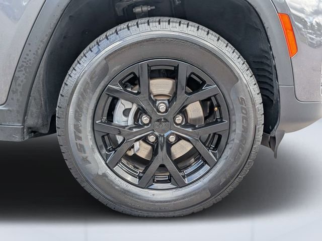Used 2024 Gray Jeep Altitude image 11