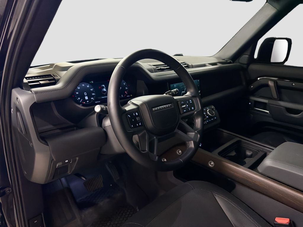 Used 2024 Black Land Rover X-Dynamic SE image 4