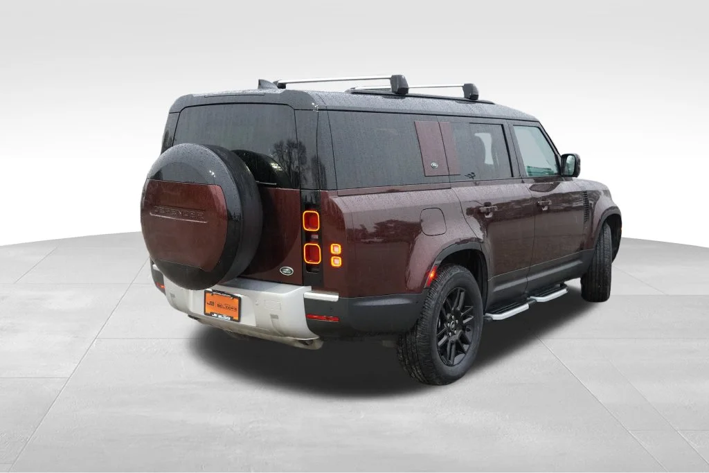 Used 2023  Land Rover SE image 5