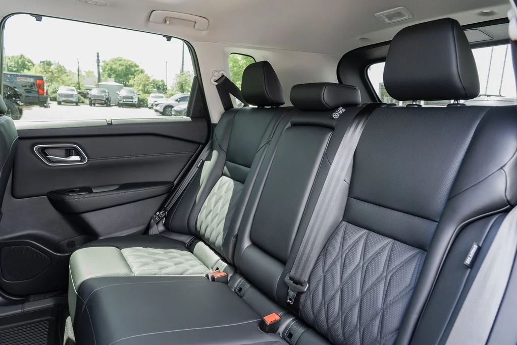 New 2026 Boulder Gray Pearl / Super Black Two-tone Nissan Platinum image 24