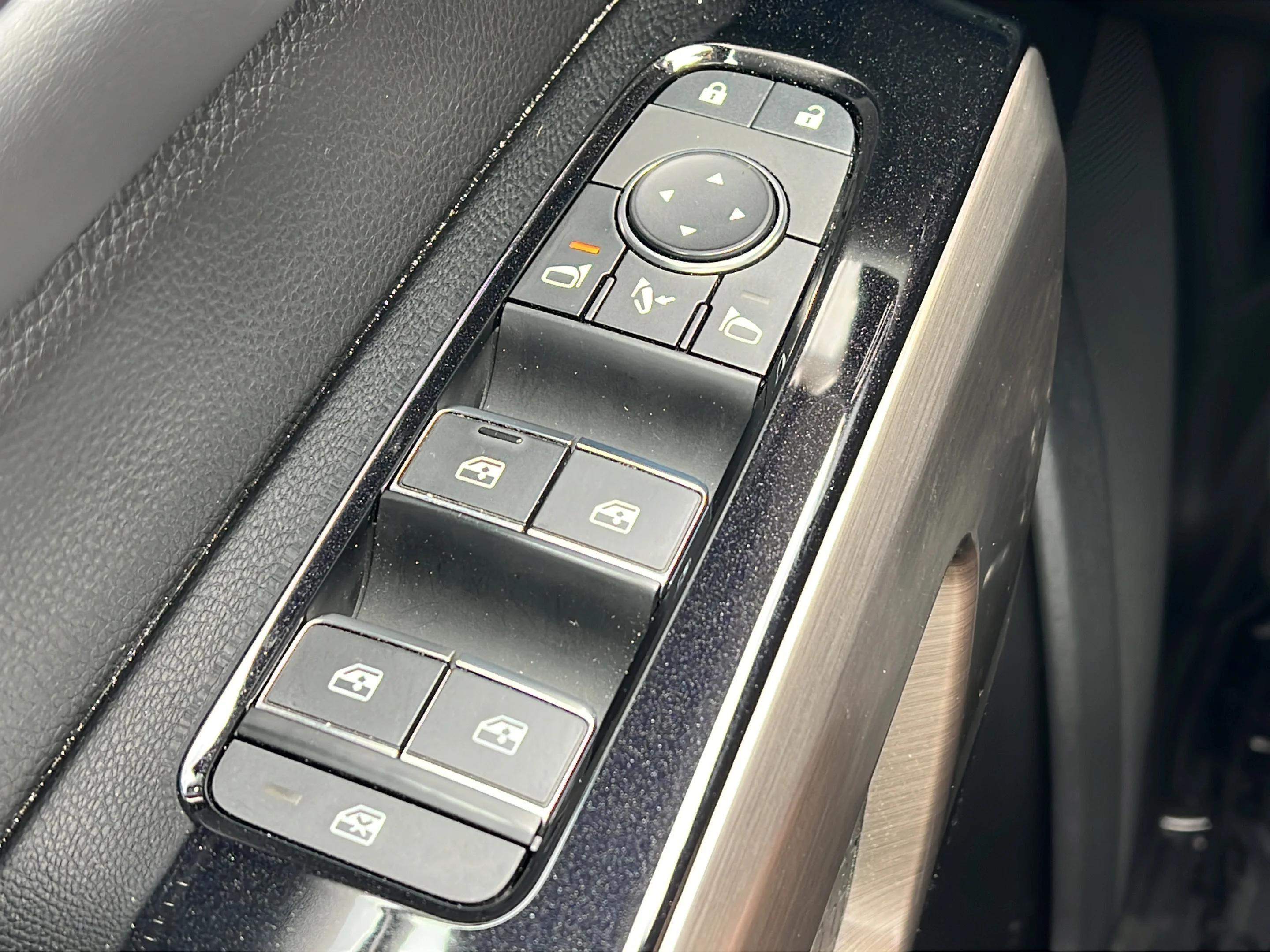 Used 2022 Pearl White Tricoat Nissan Platinum image 21