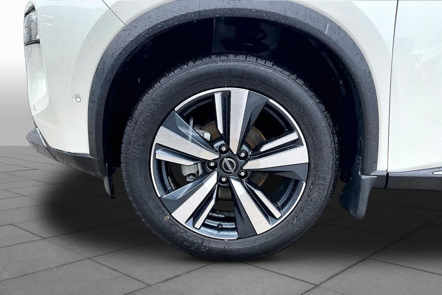 Used 2023 Pearl White Tricoat Nissan SL image 10