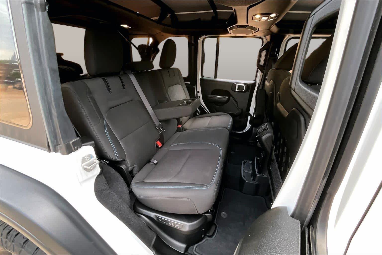 Used 2022 Bright White Clearcoat Jeep Unlimited Rubicon image 18