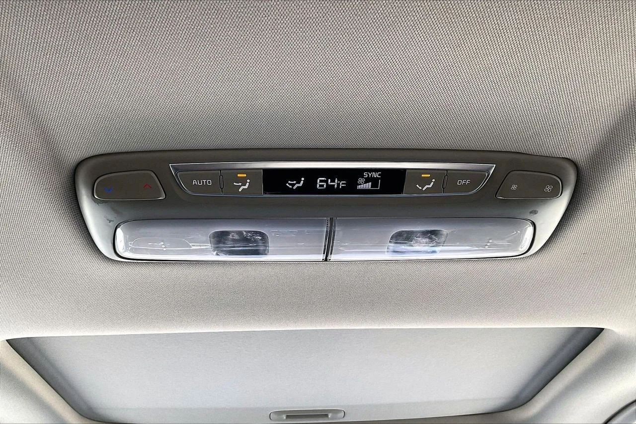 Used 2025  Kia S image 17