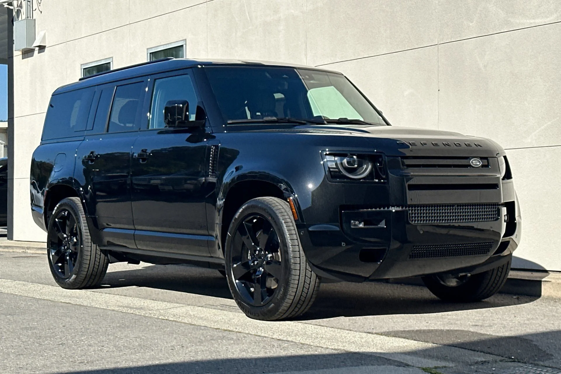 New 2026 Santorini Black Land Rover V8 image 9
