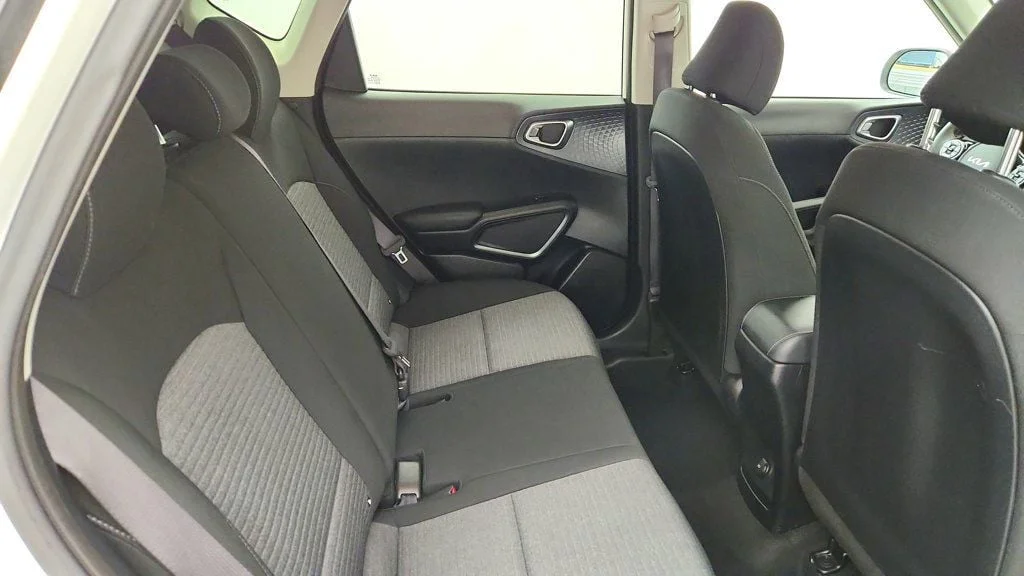 Used 2022 Snow White Pearl Kia S IVT image 21