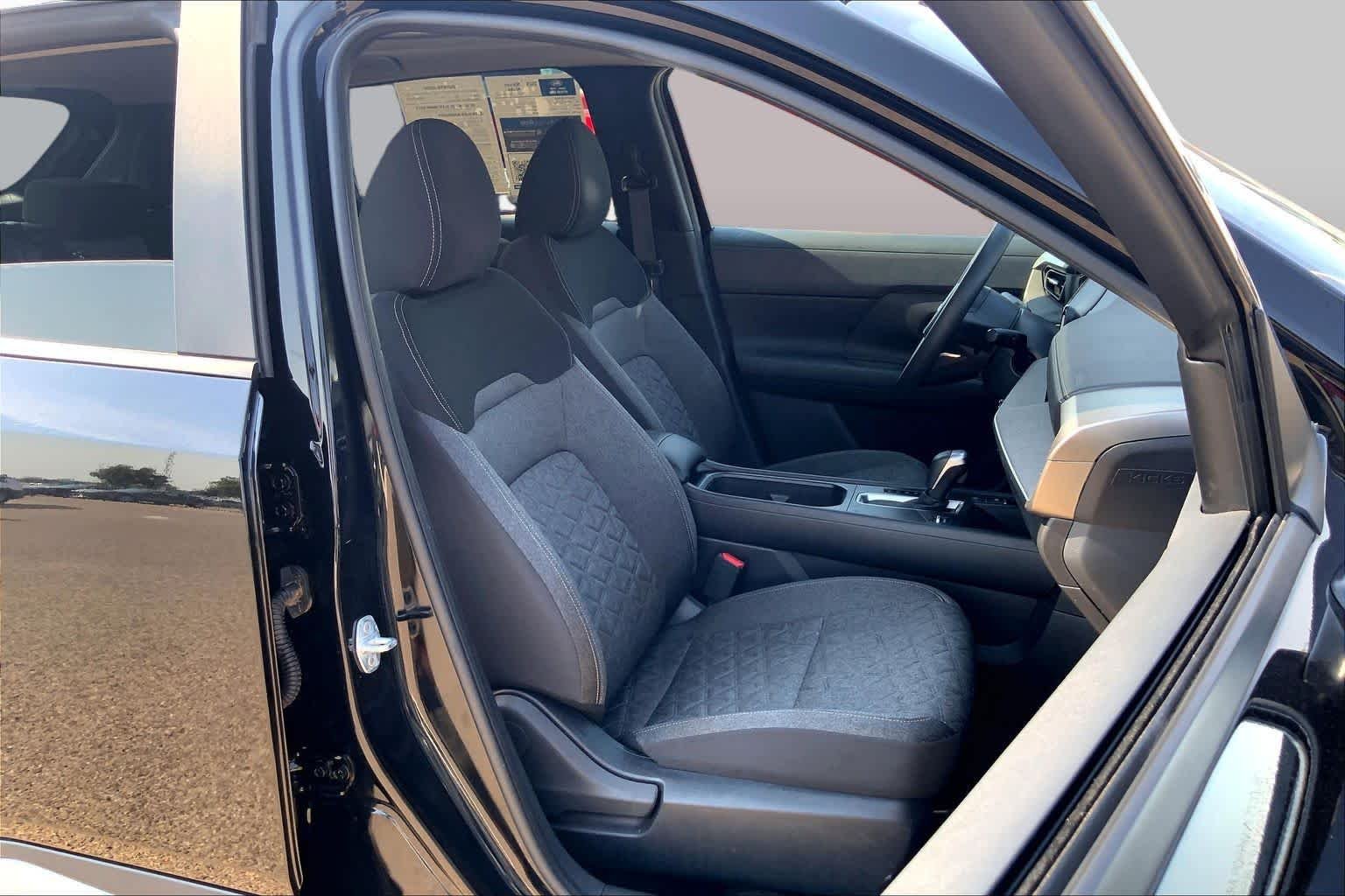 Used 2025 Super Black Nissan SV image 9