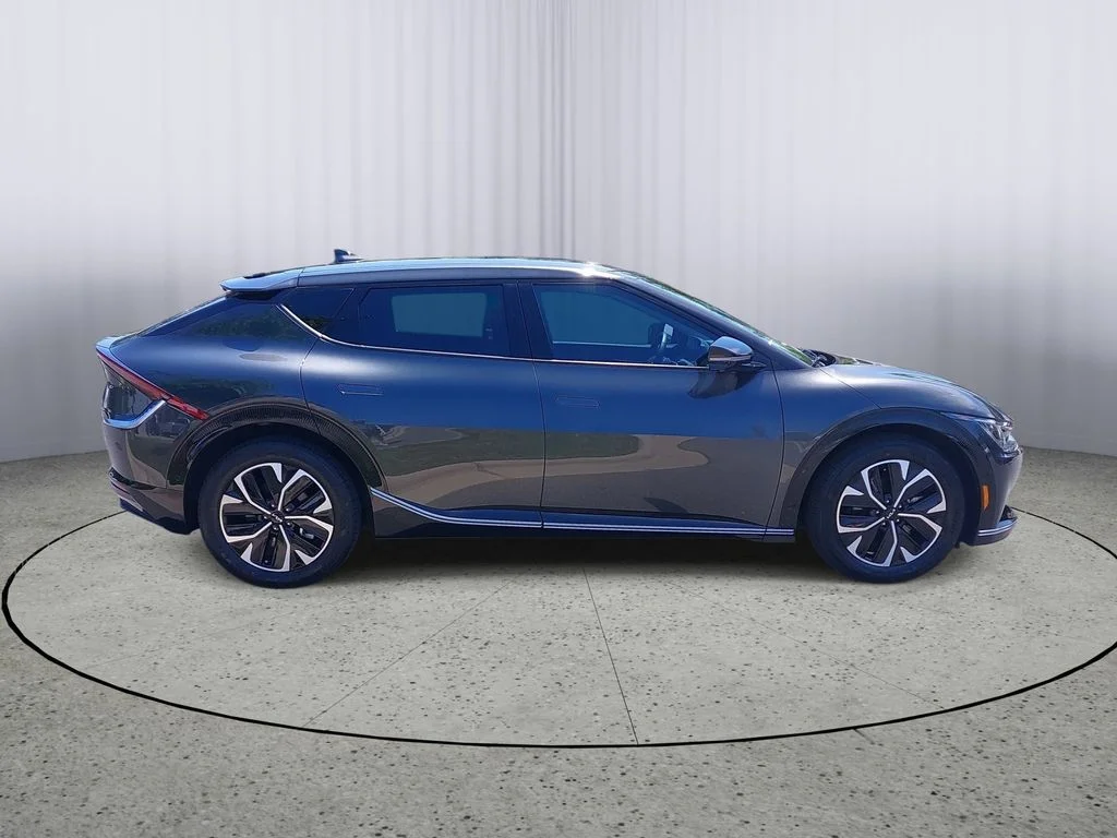 Used 2023 Gray Kia Wind image 2