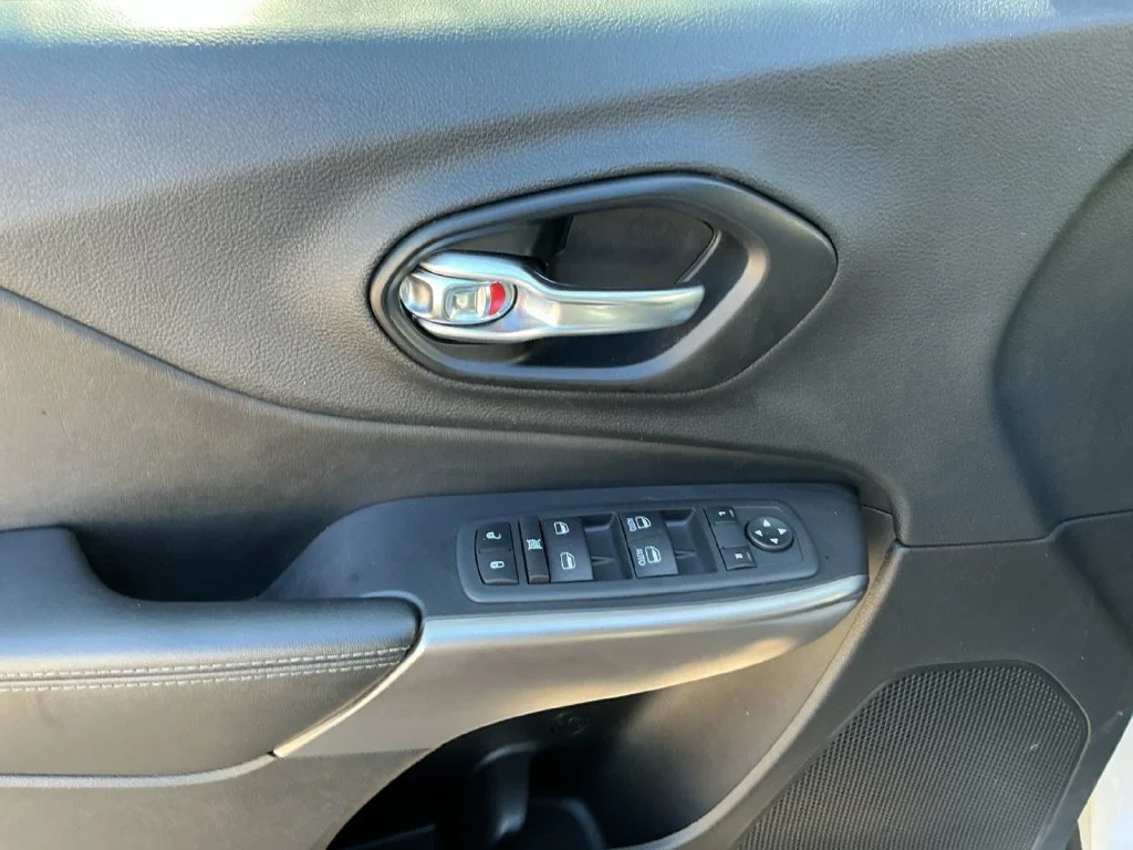 Used 2021 White Jeep Latitude Lux image 10