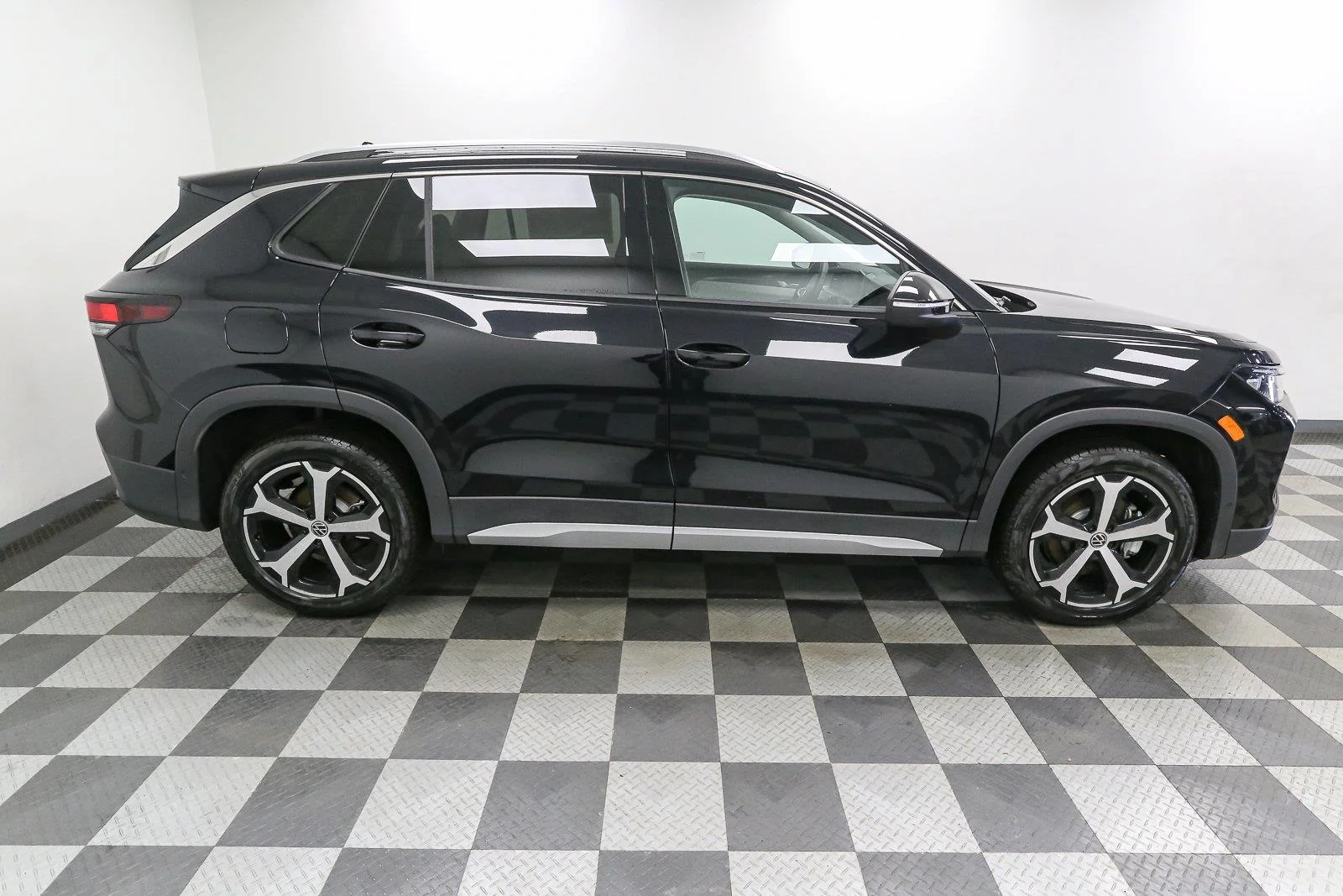 New 2026 Deep Black Pearl Volkswagen SE image 7
