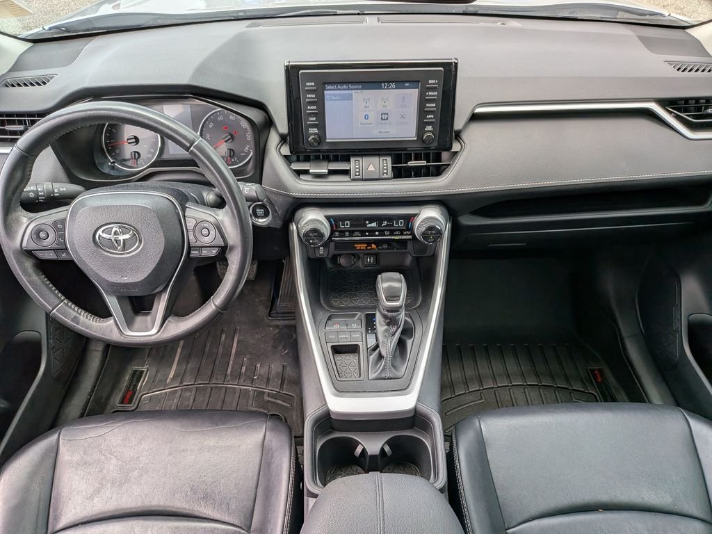 Used 2019 Silver Toyota XLE Premium image 35