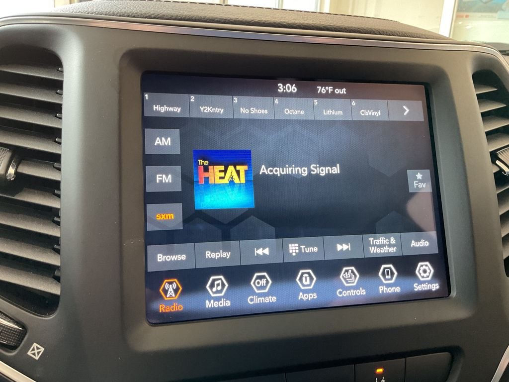 Used 2022 White Jeep Latitude Lux image 23