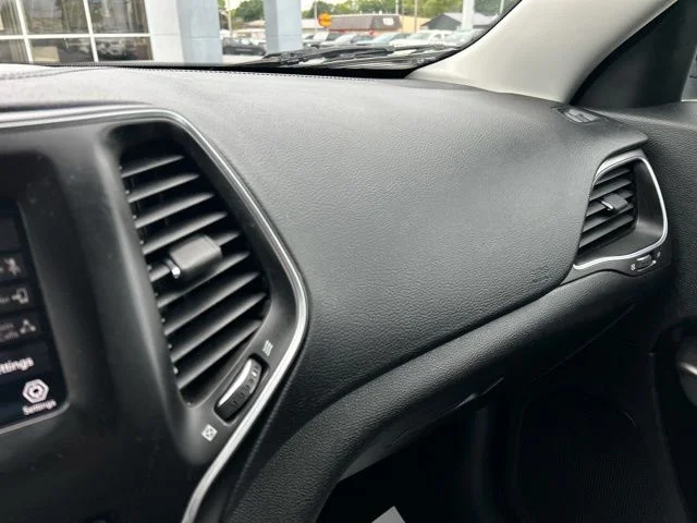 Used 2021 White Jeep Latitude Lux image 42