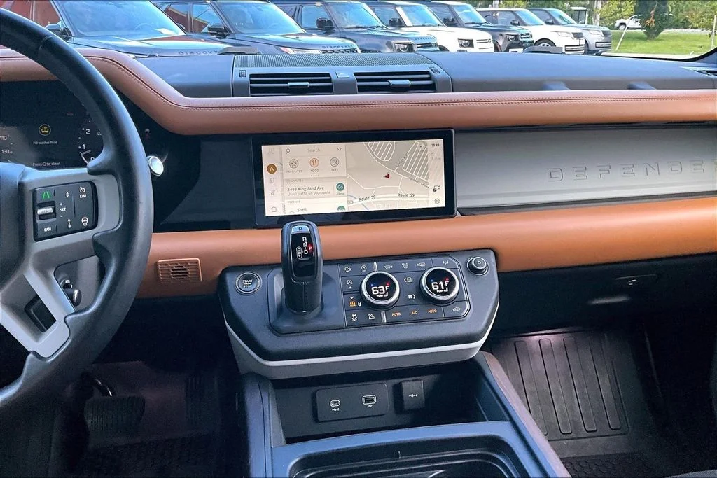Used 2024 White Land Rover X-Dynamic SE image 6
